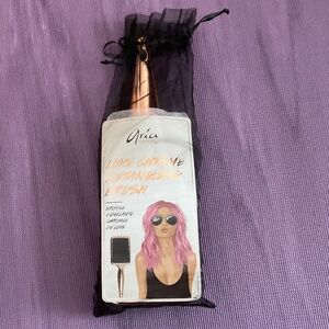 NWOT Aria Luxe Chrome detangling brush